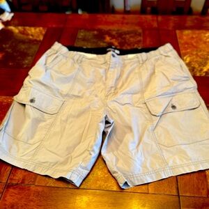 Men’s Van Heusen Shorts Size 42